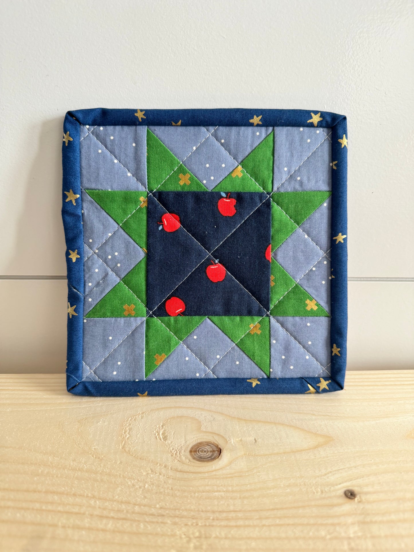 Sawtooth Mini Quilt - Sweet Apples